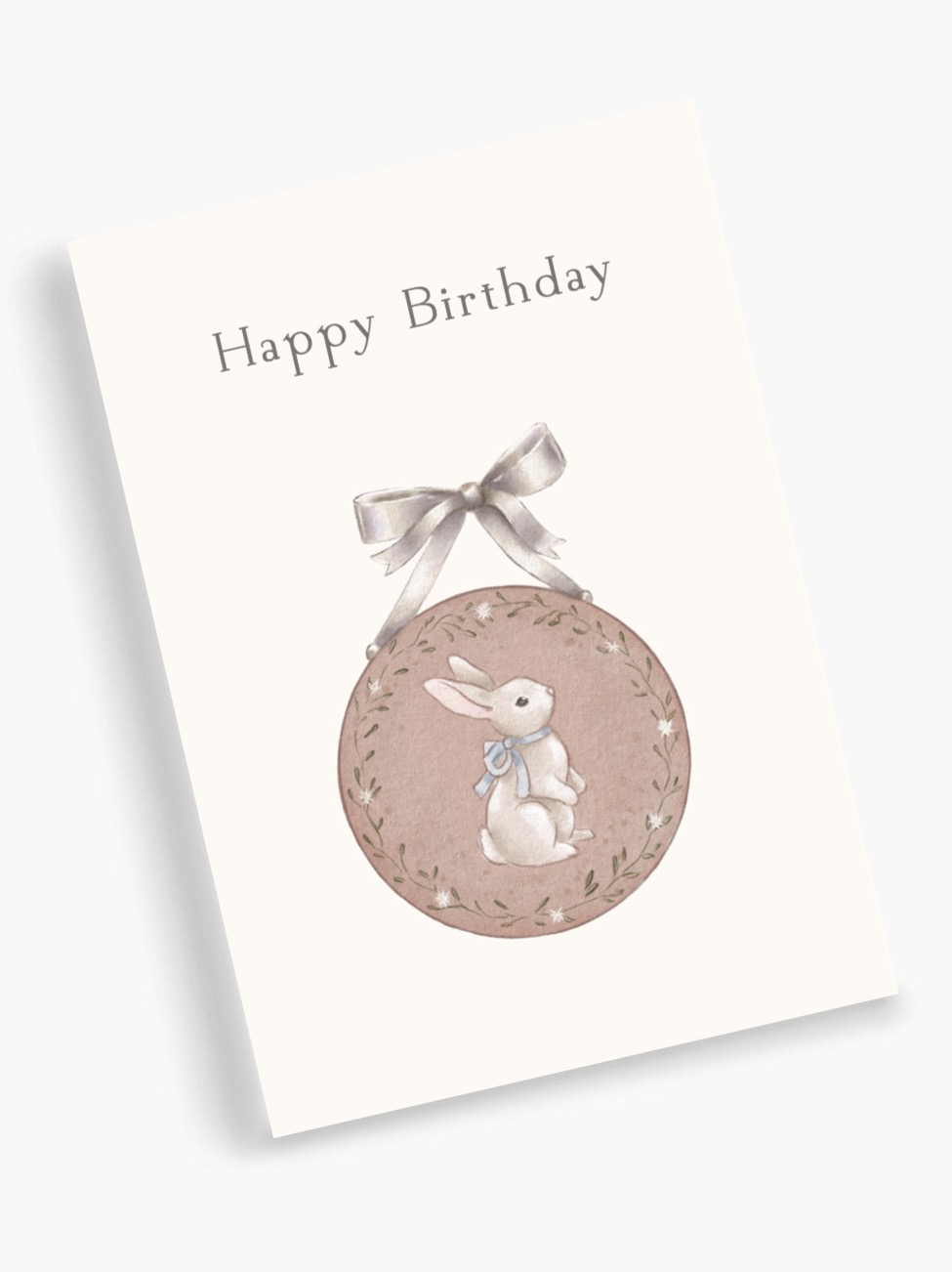 Акварельна вітальна листівка Dear Owl із написом Happy Birthday та зображенням білого кролика з блакитною стрічкою у круглому квітковому медальйоні, який тримається на сріблястому банті. Акварельна вітальна листівка Dear Owl із написом Happy Birthday та зображенням білого кролика з блакитною стрічкою у круглому квітковому медальйоні, який тримається на сріблястому банті.