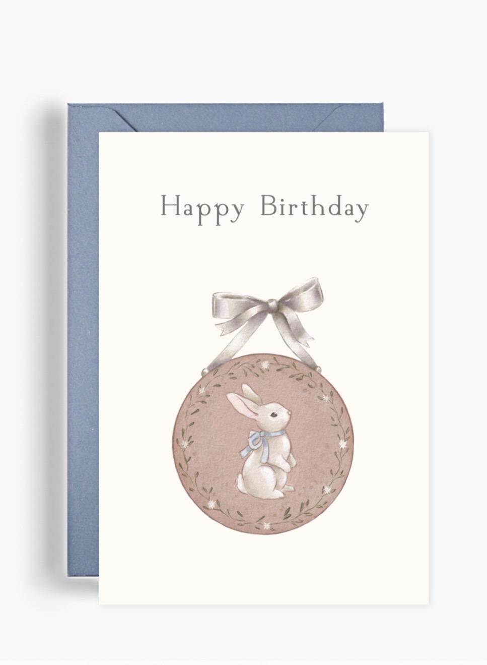 Акварельна вітальна листівка Dear Owl із написом Happy Birthday та зображенням білого кролика з блакитною стрічкою у круглому квітковому медальйоні, який тримається на сріблястому банті.