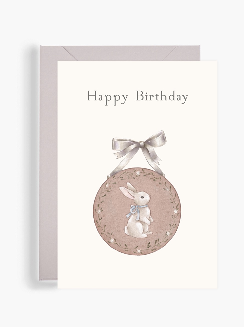 Акварельна вітальна листівка Dear Owl із написом Happy Birthday та зображенням білого кролика з блакитною стрічкою у круглому квітковому медальйоні, який тримається на сріблястому банті. Акварельна вітальна листівка Dear Owl із написом Happy Birthday та зображенням білого кролика з блакитною стрічкою у круглому квітковому медальйоні, який тримається на сріблястому банті.