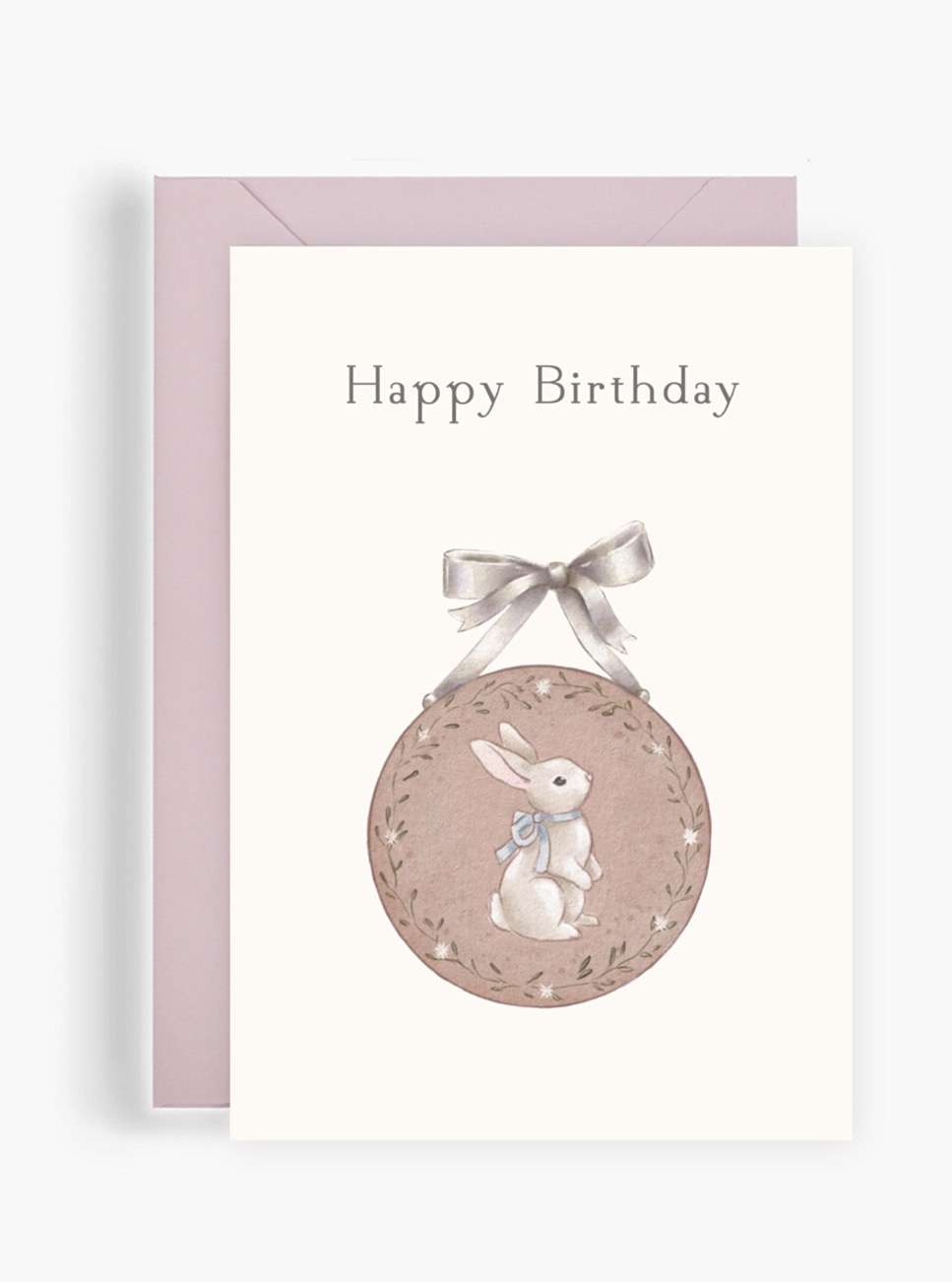 Акварельна вітальна листівка Dear Owl із написом Happy Birthday та зображенням білого кролика з блакитною стрічкою у круглому квітковому медальйоні, який тримається на сріблястому банті. Акварельна вітальна листівка Dear Owl із написом Happy Birthday та зображенням білого кролика з блакитною стрічкою у круглому квітковому медальйоні, який тримається на сріблястому банті.