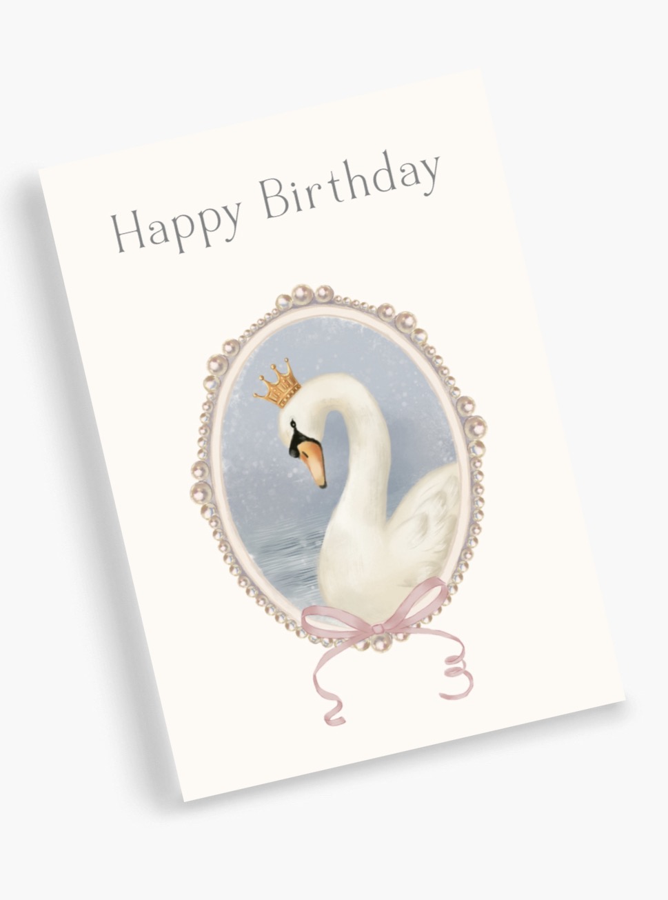 Вітальна поштова листівка Dear Owl із написом Happy Birthday та зображенням білого лебедя в золотій короні всередині вінтажної перлинної рамки з рожевим бантом. Вітальна поштова листівка Dear Owl із написом Happy Birthday та зображенням білого лебедя в золотій короні всередині вінтажної перлинної рамки з рожевим бантом.